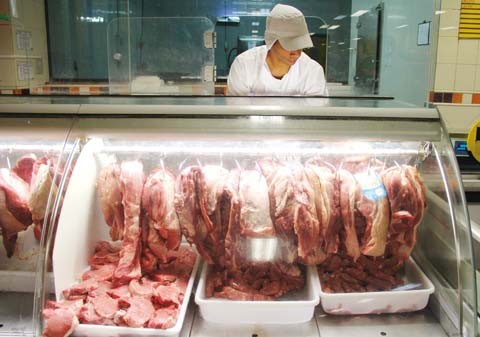Cortes tradicionais de carne bovina, como contrafilé, ficarão 5% mais baratos. Pernil e costela suína terão uma redução de preço de até 8,14%