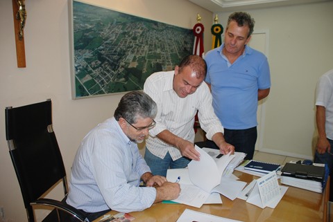 O prefeito Ademir Matos assinou um convênio para garantir a recuperação dos pavimentos ‘cortados’ pela Casan. Foto: Prefeitura de Braço do Norte/Notisul 