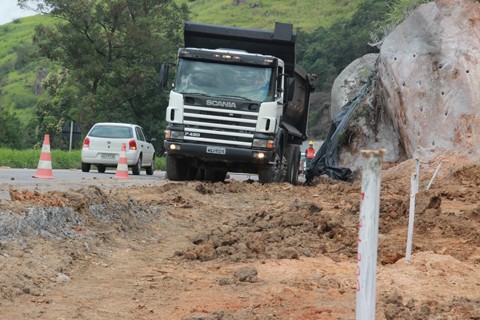 Além da detonação de rochas no Morro do Formigão, as pistas do trecho também passarão por uma reforma neste sábado  -  Foto:Muriel Albonico/Esga-Dnit/Notisul
