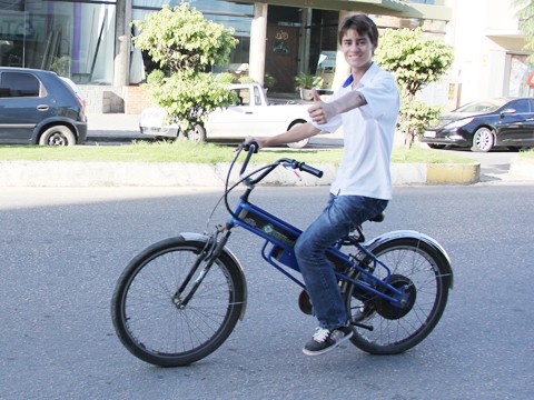 Guilherme usa a bicicleta elétrica para ir ao trabalho e à escola.
