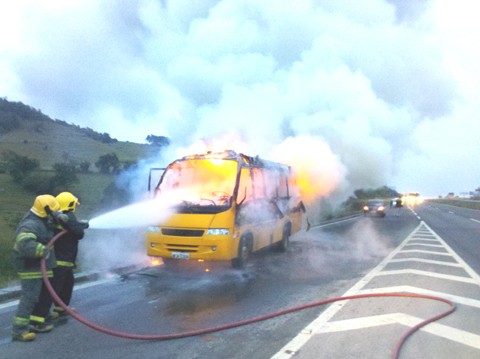 O motorista tentou apagar o fogo, mas as chamas se alastraram muito rápido  - Foto:Polícia Militar de Imbituba/Divulgação/Notisul