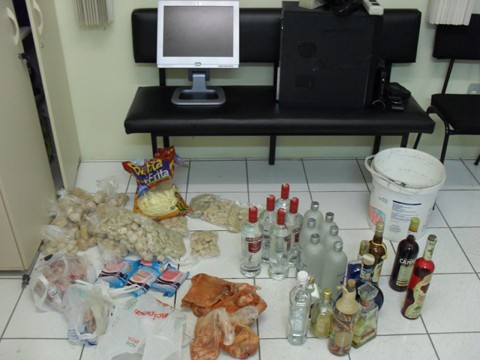 Os produtos furtados foram encontrados pela Polícia Civil na casa do funcionário do bar, no bairro Passagem  -  Foto:CPP/Tubarão/Divulgação/Notisul