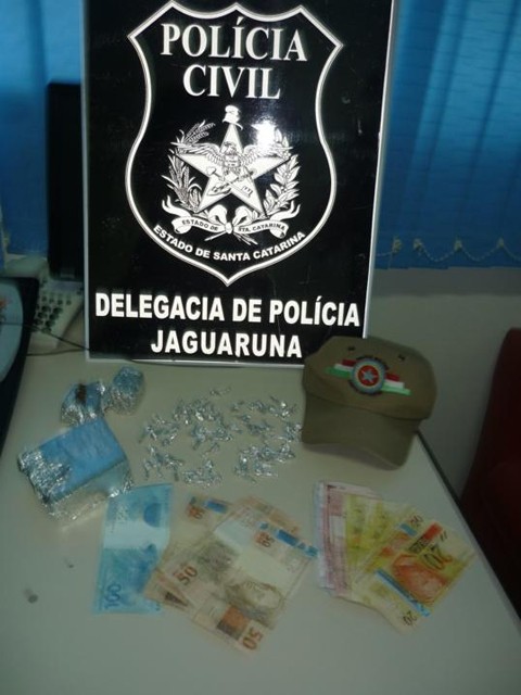 Com os cinco acusados, a polícia encontrou drogas e dinheiro da venda dos entorpecentes. Foto - Polícia Civil de Jaguaruna/Divulgação/Notisul