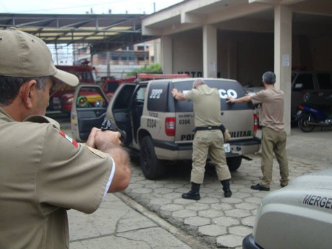 Abordagens a suspeitos e técnicas de tiros são repassadas aos policiais militares, que participam de simulações