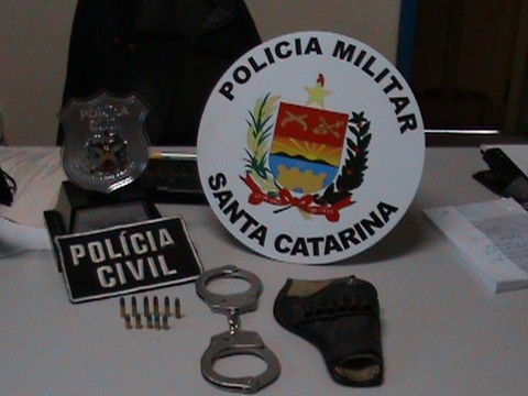 Na casa do empresário foram encontradas munições, uma algema da Polícia Militar e objetos receptados por ele  - Fotos: Polícia Civil de Braço do Norte/Notisul