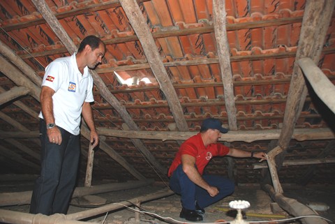 Interdição do prédio é necessária. O problema está na armação de madeira do telhado e na rede elétrica  -  foto:Prefeitura de Capivari de Baixo/Divulgação/Notisul