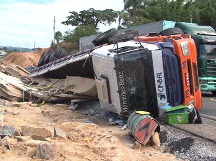 O caminhão tombado  atrapalhou o trânsito na BR-101 ontem. Foto: Unisul TV/Divulgação/Notisul.