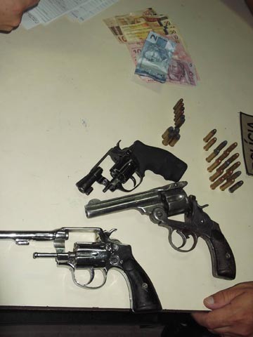 As armas apreendidas foram encaminhadas à delegacia de Laguna. Foto: Polícia Civil de Laguna/Divulgação/Notisul