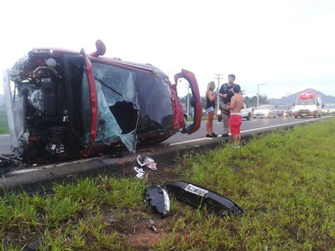 O carro com placas da Argentina ficou destruído após capotar. Foto: Bombeiros Voluntários de Jaguaruna/Divulgação//Notisul