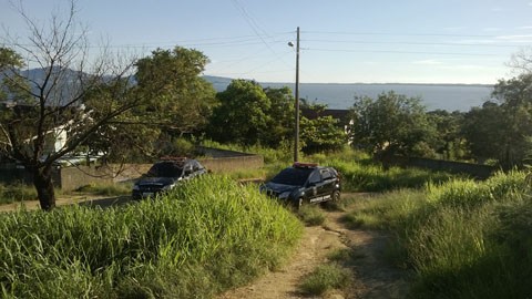 Os policiais civis chegaram em duas viaturas na casa do suspeito de assaltos. Foto: Poícia Civil de Laguna/Divulgação/Notisul. 