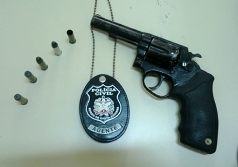 O suspeito têm três tatuagens (uma delas nas costas) e tentou atirar na PM. Fotos: Polícia Civil de Laguna/Divulgação/Notisul