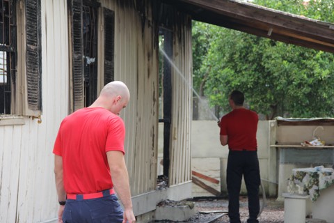 Os bombeiros tiveram trabalho para conter o incêndio na casa de Maria Margarida Porto. Foto: Maycon Vianna/Notisul