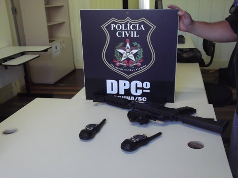 Um fuzil falso e dois rádios seriam utilizados no assalto. Foto: Fotos: Polícia Militar de Laguna/Divulgação/Notisul