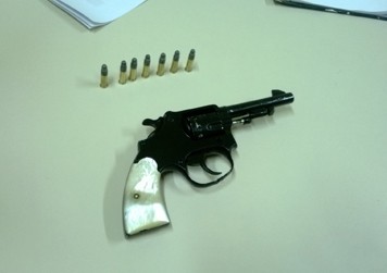 A arma estava escondida embaixo do banco do motorista com sete munições. Foto: Polícia Civul de Laguna/Divulgação/Notisul
