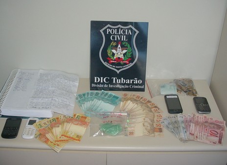 Os policiais civis apreenderam grande quantidade de droga e dinheiro. Foto: DIC de Tubarão/Divulgação/Notisul