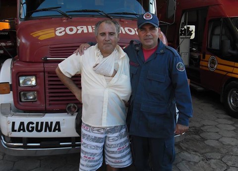 O bombeiro Roberto Bonelli recebeu a visita do homem que salvou há cerca de 15 dias. Foto: Divulgação/Notisul