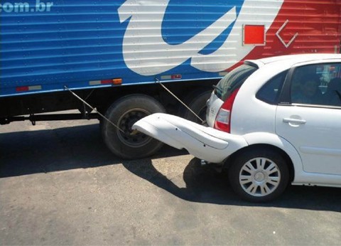 O motorista do Citroën teve o para-choque arrancado por um caminhão, em Orleans  -  Foto:Sul InFoco/Notisul