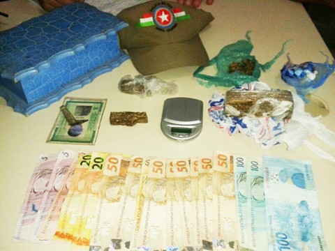 A cocaína estava embalada e cada peteca seria vendida a R$ 50,00. Com ele, ainda havia quase R$ 900,00 em várias cédulas e 134 gramas de maconha   -  Foto:Polícia Militar de Garopaba/Divulgação/Notisul
