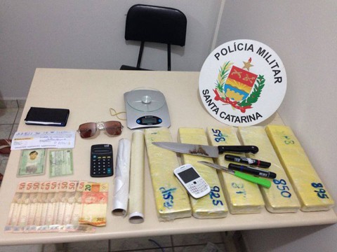 Os tabletes, a balança e o dinheiro estavam em uma casa na Praia do Rosa, em Imbituba   -  Foto:Polícia Militar de Imbituba/Notisul