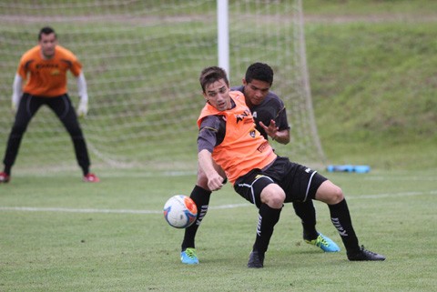 Vitor Michels e Diego Oliveira disputaram várias jogadas no coletivo de ontem  - Foto:Fernando Ribeiro/Criciúma E.C./Divulgação/Notisul