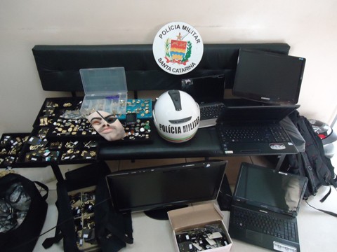 Os objetos, as joias e as bijuterias estavam nas mochilas dos dois suspeitos   -  Foto:Polícia Militar de Tubarão/Divulgação/Notisul