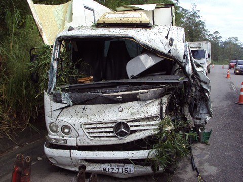 O motorista do Vectra seguia em direção a Treze de Maio, quando perdeu o controle do automóvel   - Fotos: Polícia Militar Rodoviária (PMRv) de Gravatal/Divulgação/Notisul