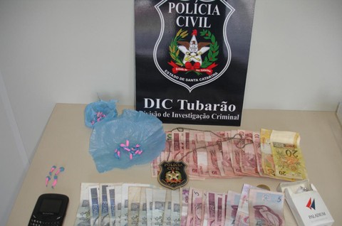 O dinheiro e as pedras estavam em um esconderijo do acusado no Morro do Caeté, no bairro Oficinas   -  Foto:DIC de Tubarão/Divulgação/Notisul