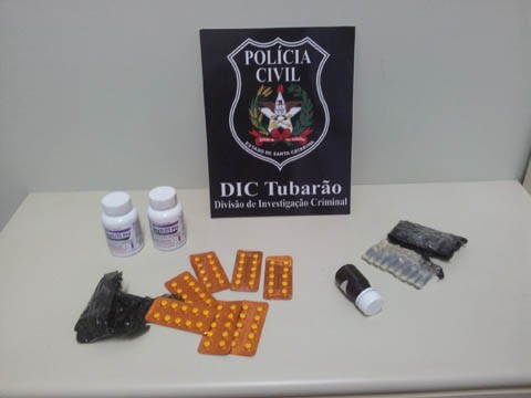 As ampolas e os comprimidos foram apreendidos na manhã de ontem pelos policiais civis. Foto: DIC de Tubarãol/Divulgação/Notisul