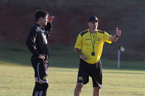 Técnico Vagner Lopes passou informações aos atletas durante treino desta sexta-feira  -  Foto:Fernando Ribeiro/Criciúma EC/Divulgação/Notisul
