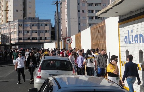 Um grupo de 140 torcedores esperava o elenco na frente do estádio  -  Foto:Marcelo de Bona/Engeplus/Divulgação/Notisul