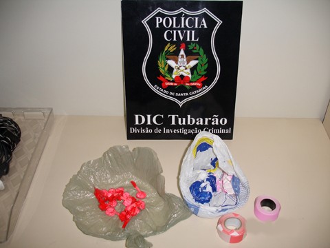 As buchas de cocaína estavam escondidas no quarto do acusado  -  Foto:DIC de Tubarão/Divulgação/Notisul