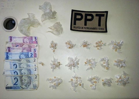 Com o adolescente de 16 anos foram encontradas 152 pedras de crack e o dinheiro  -  Foto:Polícia Militar de Tubarão/Divulgação/Notisul