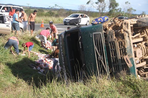 Alguns motoristas que pararam para sacar parte da carga de arroz   - Foto:Fernando Ribeiro/Divulgação/Notisul