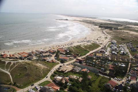 No verão, a localidade é uma das mais procuradas por turistas e surfistas  - Foto:Marco Bocão/Prefeitura de Laguna/Divulgação/Notisul