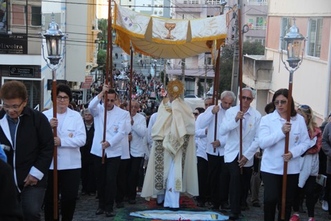 O trajeto da procissão foi alterado, mas os católicos marcaram presença na solenidade de Corpus Christi 