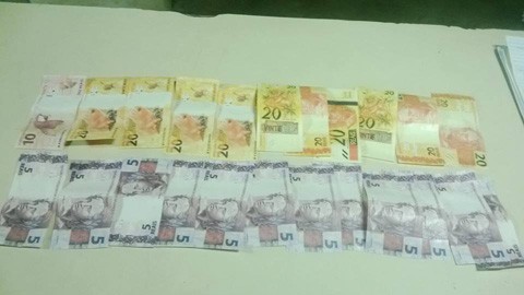 Com os acusados, no momento da prisão, havia R$ 180,00   -  Foto:Polícia Civil de Laguna/Divulgação/Notisul