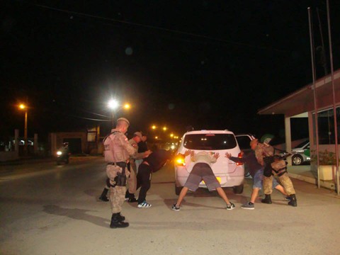 A abordagem policial ocorreu neste sábado e drogas foram apreendidas durante as operações. - Fotos: Fotos: Polícia Militar de Laguna/Divulgação/Notisul.