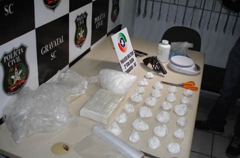 A cocaína estava na casa do autor dos tiros  - Foto:Polícia Civil de Gravatal/Divulgação/Notisul