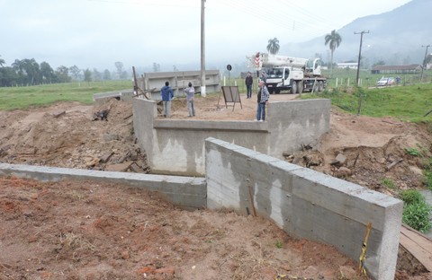 As estruturas para a construção da ponte já chegaram à comunidade  - Foto:Christian Ayala/Decom/Prefeitura de Tubarão/Notisul