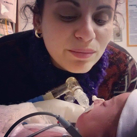 Diana, mãe do Higor passa o dia todo com o bebê na UTI  -  Foto:Arquivo Pessoal/Divulgação/Notisul