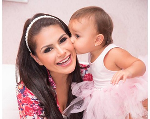 Natália com uma das  filhas em um  momento ‘fofura’  -  Foto:Davi Nascimento/Divulgação/Notisul
