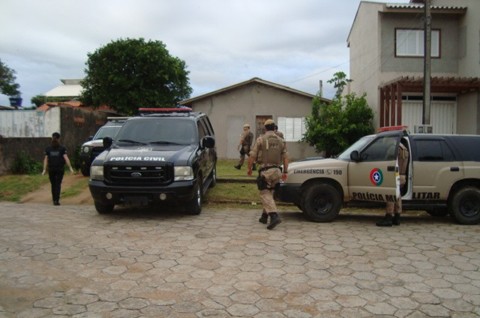 De posse de todos os documentos necessários e investigados os polícias deram voz de prisão à suspeita  -  Foto:DIC de Laguna/ Divulgação/Notisul