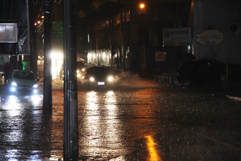 A Rua Tubalcain Faraco, no centro de Tubarão, foi uma das mais atingidas pela chuva