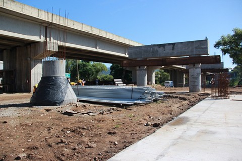 Ao todo, serão produzidas e instaladas 36 vigas, que abrigarão a futura pista de sentido norte da rodovia federal   - Foto:Muriel Albonico/Dnit/Divulgação/Notisul