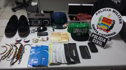 Além dos talões de cheques, celular e dinheiro também foram apreendidos pelos policiais  -  Foto:Divulgação/Notisul