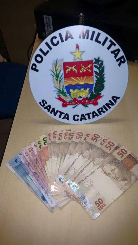 O dinheiro furtado na residência estava com o ladrão. - Foto? Guarnição Especial da PM de Braço do Norte/Divulgação/Notisul.