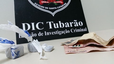 Na casa da dupla, os policiais encontraram drogas e uma pequena quantidade em dinheiro  -  Foto:Divisão de Investigação Criminal de Tubarão/Notisul