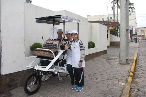 Food Bike de brigadeiro gourmet é um projeto para que o retorno possa no futuro custear um intercâmbio para o pequeno Alan