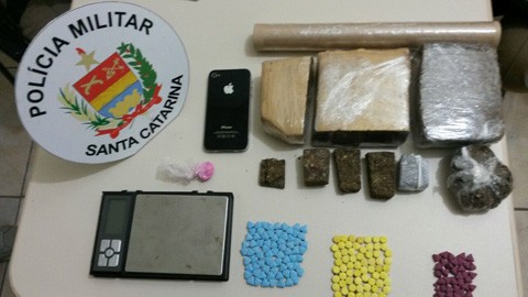 Com o suspeito foram encontrados comprimidos de ecstasy, maconha e uma balança de precisão  -  Foto:Polícia Militar de Tubarão/Divulgação/Notisul