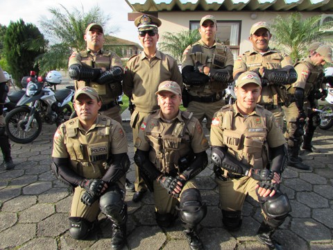 Os seis policiais que atuarão no trabalho e o comandante Jefer participaram da solenidade de formatura do curso de treinamento sobre duas rodas  -  Foto:Polícia Militar de Laguna/Divulgação/Notisul